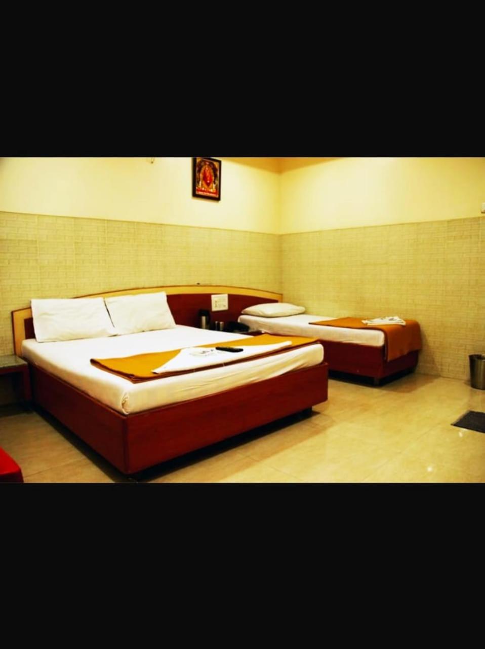 Hotel Apple Sai Residency Shirdi Buitenkant foto